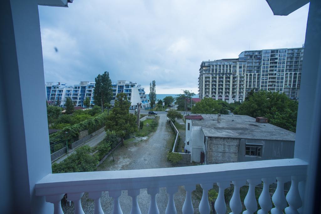 Beliy Dom Hotel Kvariati Exterior photo