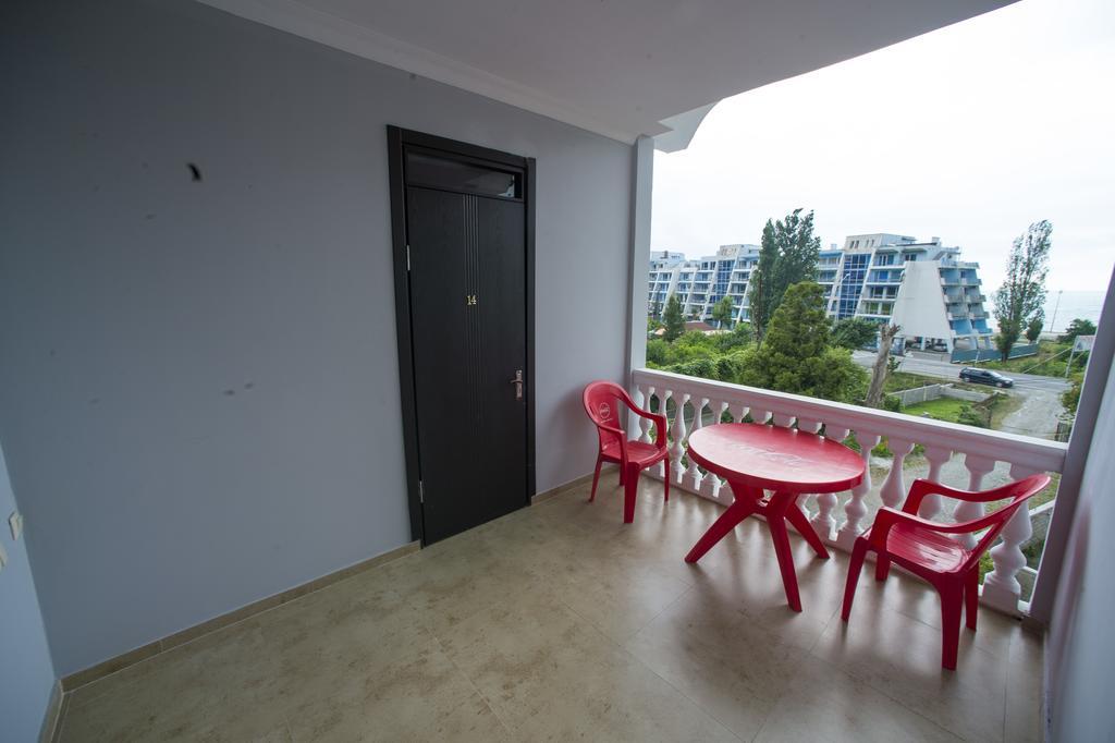 Beliy Dom Hotel Kvariati Exterior photo